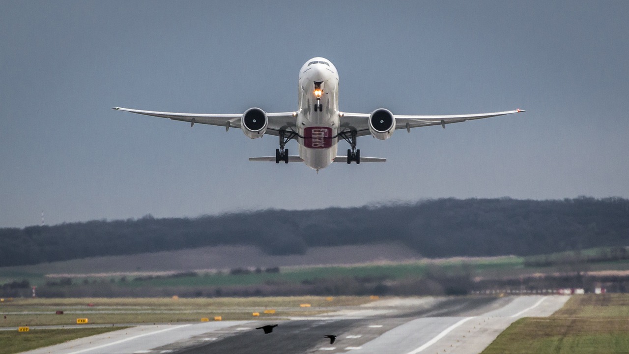 Two more Indian airlines companies will make major orders for Airbus and Boeing.