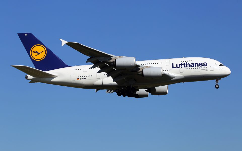 Lufthansa_Airbus_A380-841_D-AIMM__Delhi__(29686011344)