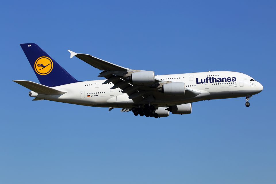 Lufthansa_Airbus_A380-841_D-AIMM__Delhi__(29686011344)