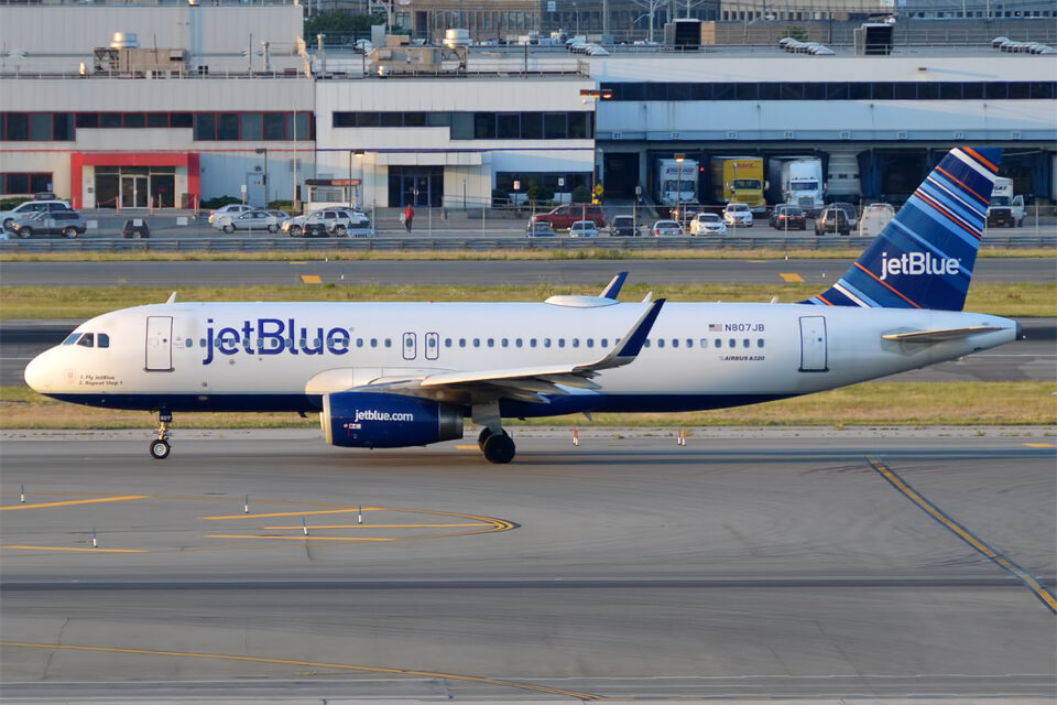 JetBlue Urges U.S. Authorities to Block KLM's JFK Access Amid Schiphol Concerns