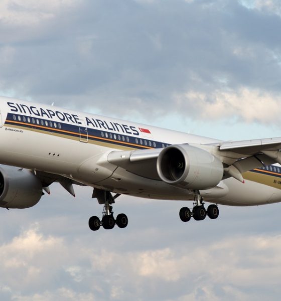 A Passenger Stealing Cash $120k From Overhead Bins on Singapore Airlines