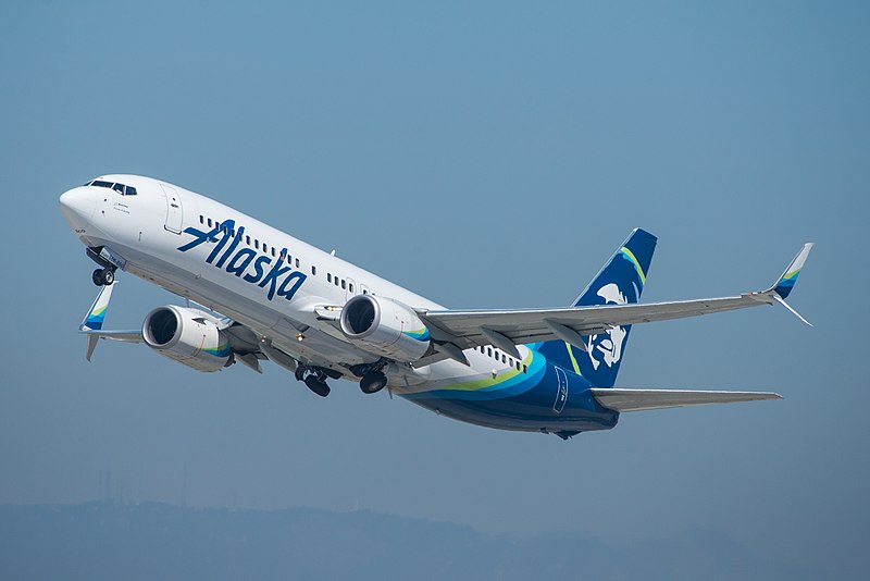 Alaska Airlines Flight Returns to Seattle After Boeing 737 Engine Failure Midair