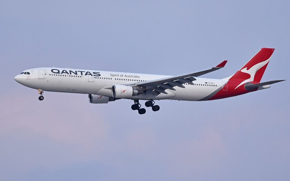 Qantas Flight Incident: Pilots Shut Down Engine Mid-Flight Following Disruptive Noise