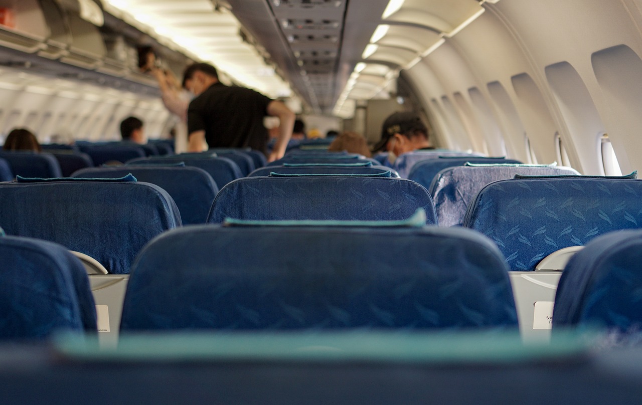 In-flight Drama: Man Threatens to Discipline Spitting Girl if Parents Don’t Act